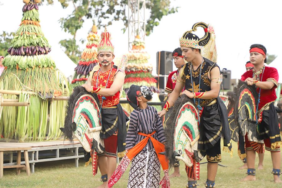 Kirab Budaya: Sebuah wujud pelestarian budaya dan ungkapan syukur atas berkah alam dan persatuan. Dengan semangat nguri-uri kabudayan, Sleman melangkah menjaga warisan leluhur.