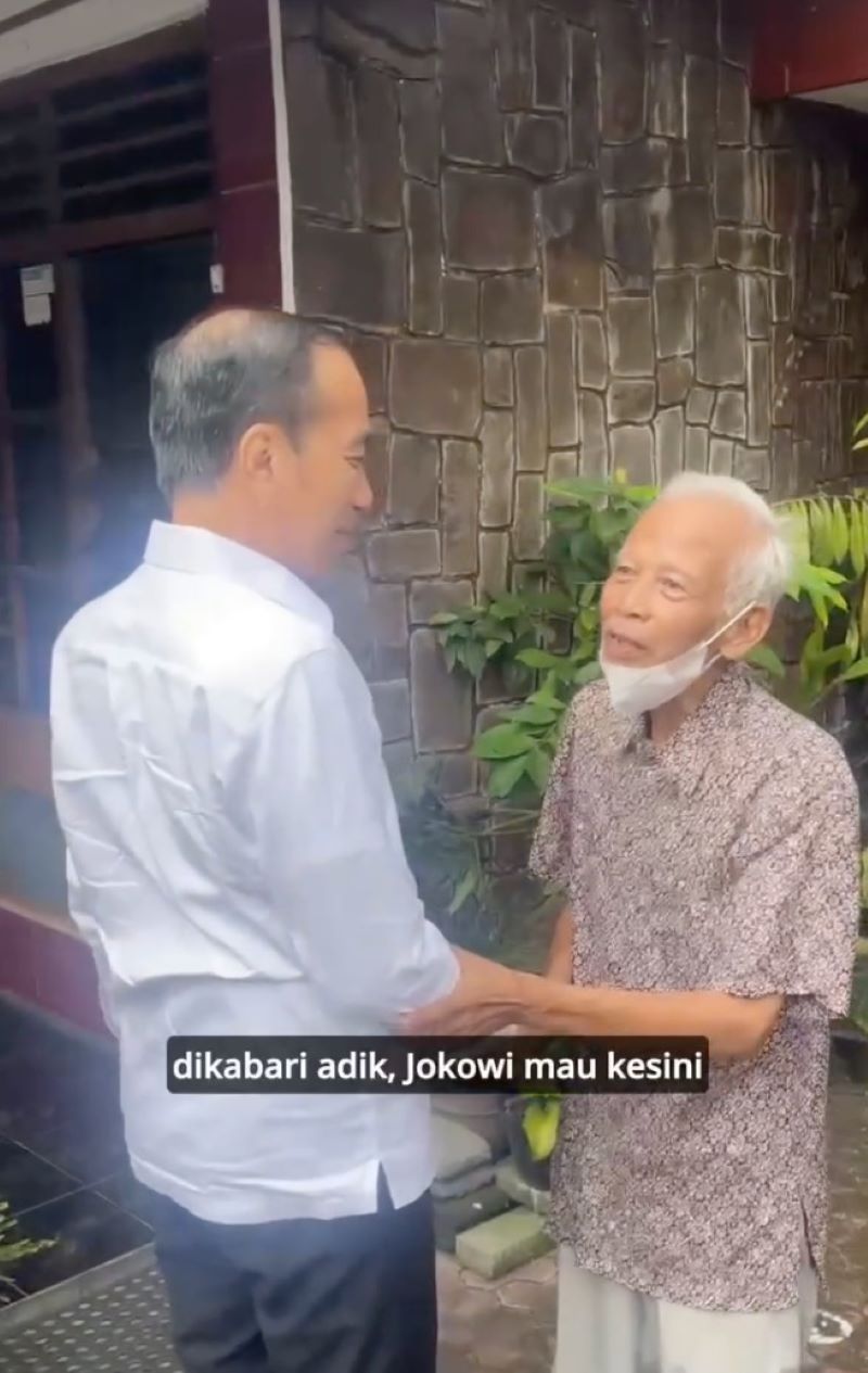 Presiden Republik Indonesia ke-7, Joko Widodo (kiri), saat bersilaturahmi ke kediaman mantan dosen pembimbing akademiknya, Ir Kasmudjo (kanan), pada Selasa (13/5/2025)