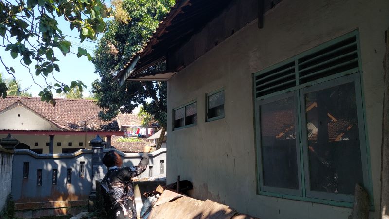 CEK BANGUNAN: Lurah Ngentakrejo memperlihatkan kerusakan bangunan puskesmas.&nbsp;