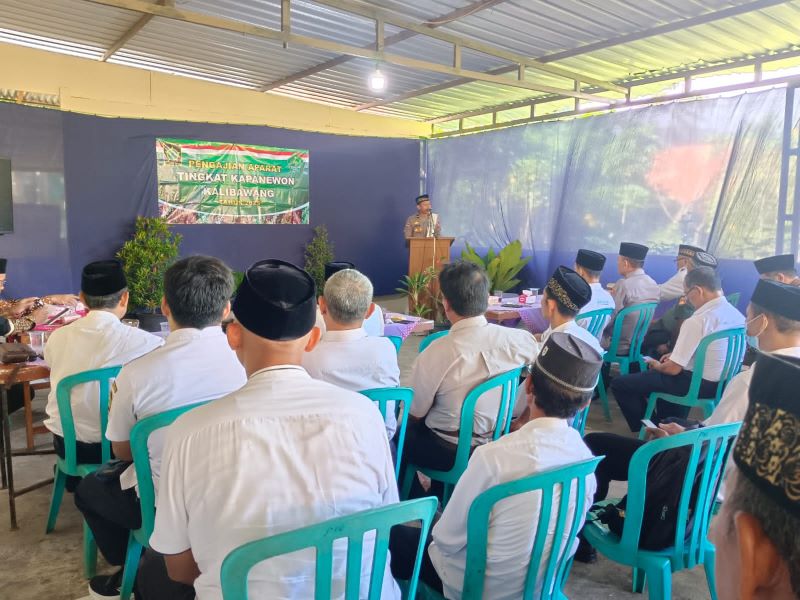 CERAMAH: Personel Binmas Polres Kulon Progo menyampaikan himbauan ke masyarakat.&nbsp;