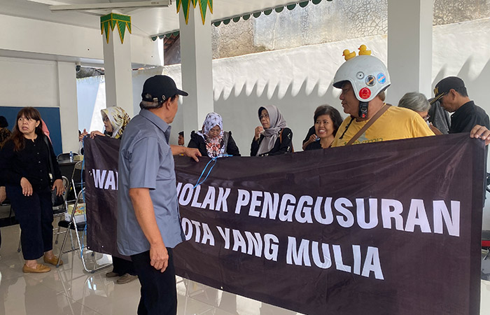 Warga Lempuyangan yang terdampak penataan PT KAI setelah musyawarah bersama Keraton Jogja dan PT KAI di Kantor Kalurahan, Bausasran, Danurejan, Kota Jogja, Kamis (15/5).