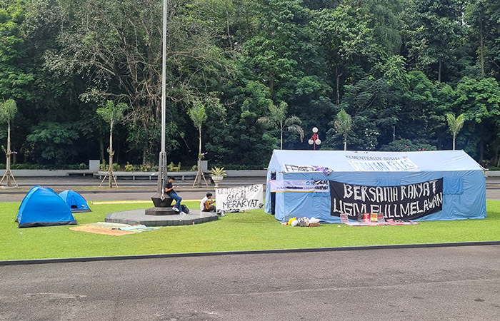 Aliansi mahasiswa Universitas Gadjah Mada (UGM) melakukan aksi dengan membangun tenda dan bermalam di kawasan depan Balairung UGM.