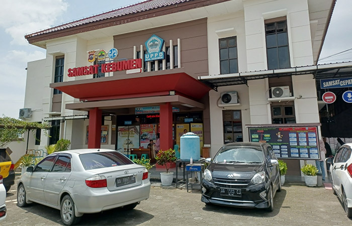 Kantor UPPD Samsat Kebumen ramai dikunjungi masyarakat yang hendak menikmati program pemutihan pajak kendaraan.