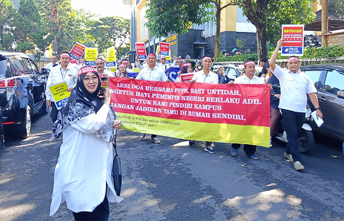 AKSI DAMAI: Puluhan dosen dan tenaga pendidik Untidar menyampaikan aspirasi terhadap ketidakjelasan statusnya sebagai PPPK, Kamis (15/5).
