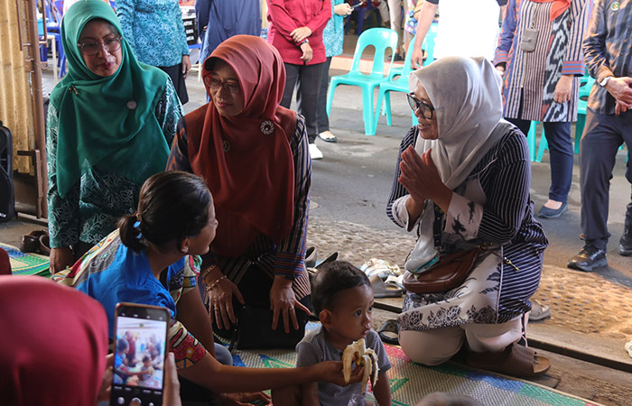TINJAU: Jajaran Pemkot Jogja saat melakukan kunjungan ke Posyandu Lada 3 di Kelurahan Pakuncen, Kemantren Wirobrajan pada Kamis (15/5/).