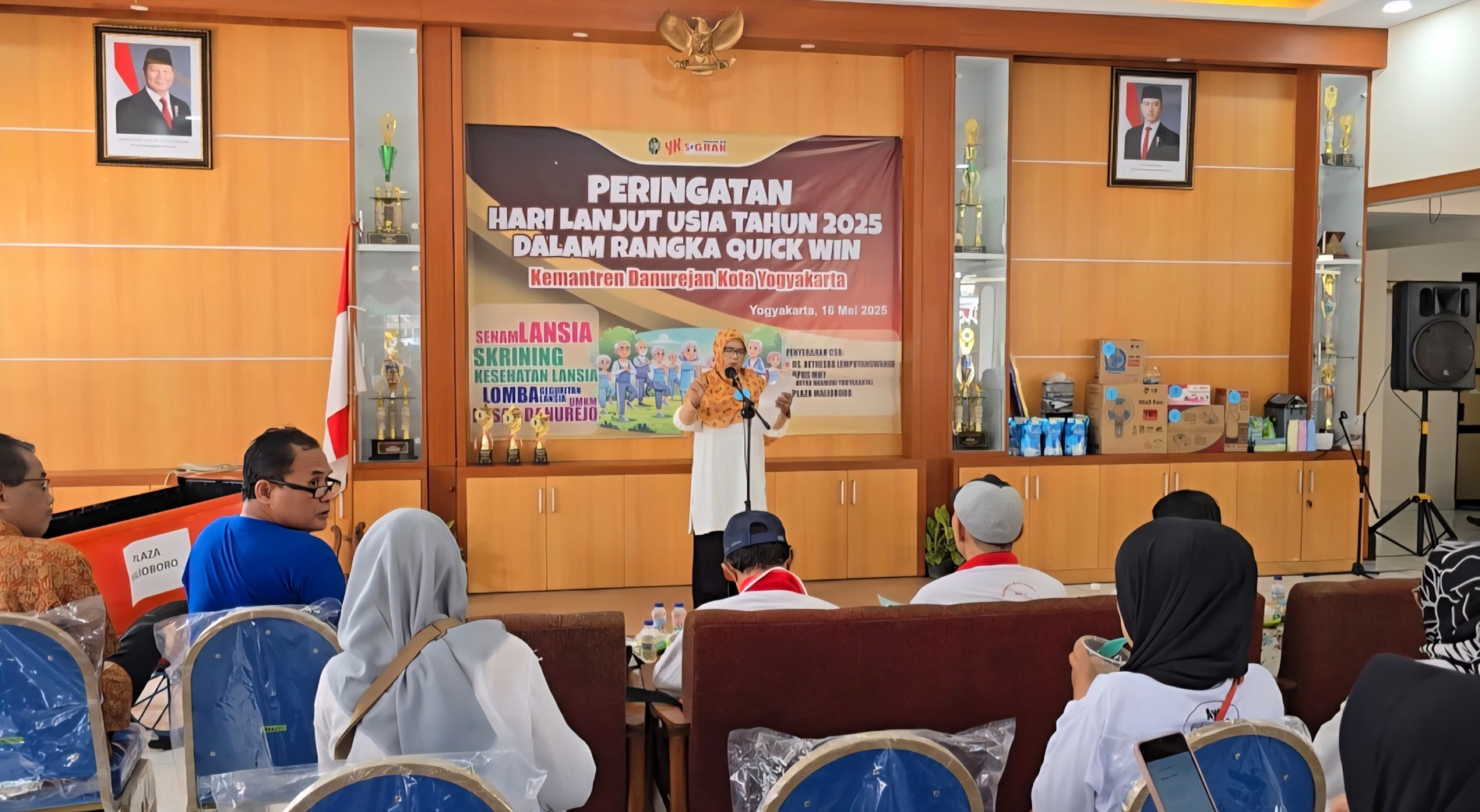 Salah satu lansia yang mengikuti lomba geguritan di kemantren Danurejan, Kota Jogja pada Jumat (16/5/2025). Selain itu para lansia juga mendapatkan layanan kesehatan gratis dan difasilitasi pasar UMKM