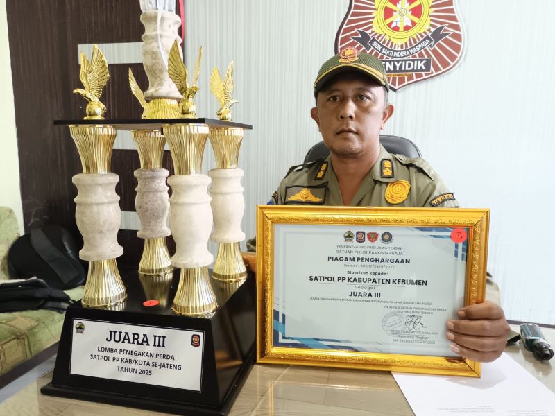 PRESTASI: Kabid Gakda Satpol PP Kebumen Juniadi Prasetyo menunjukkan piala sekaligus piagam penghargaan lomba Satpol PP terbaik tingkat Jawa Tengah.