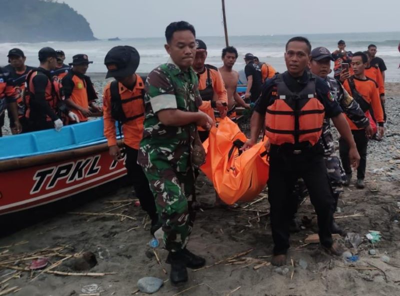 EVAKUASI: Tim SAR gabungan berhasil menemukan pemancing yang hilang terseret ombak di Pantai Lampon, Desa Pasir, Kecamatan Ayah.