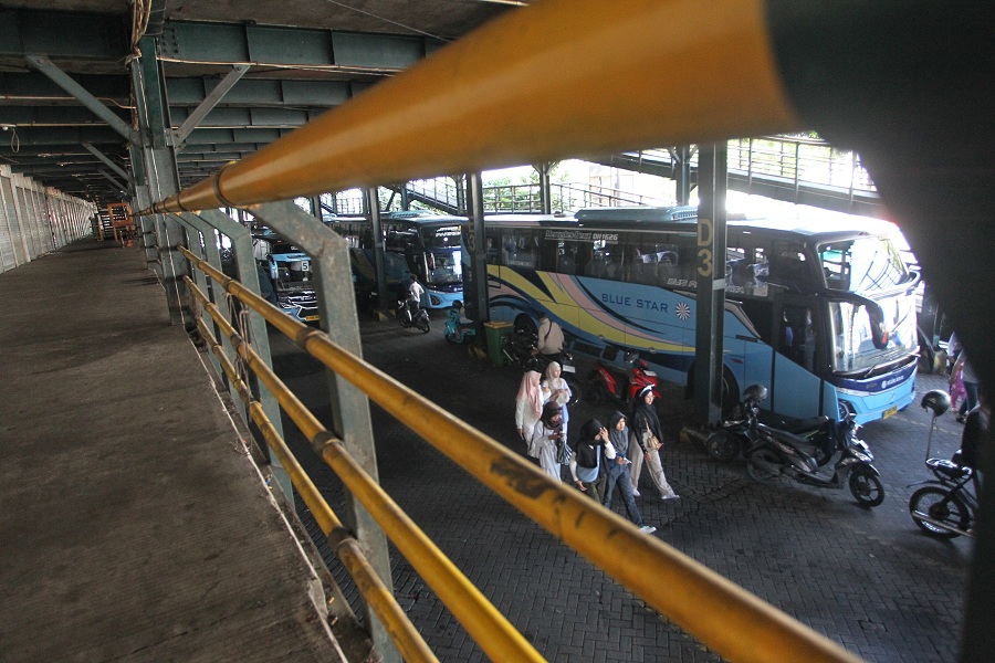 Bus pariwisata parkir di Tempat Khusus Parkir (TKP) Abu Bakar Ali, Kota Jogja, Jumat (16/5/2025).