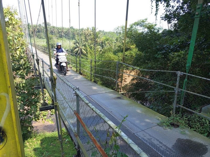 BAHAYA: Sejumlah kerusakan jembatan penghubung antara Dusun Jati, Kalinegoro, Mertoyudan dengan Dusun Teluk, Sumberarum, Tempuran.
