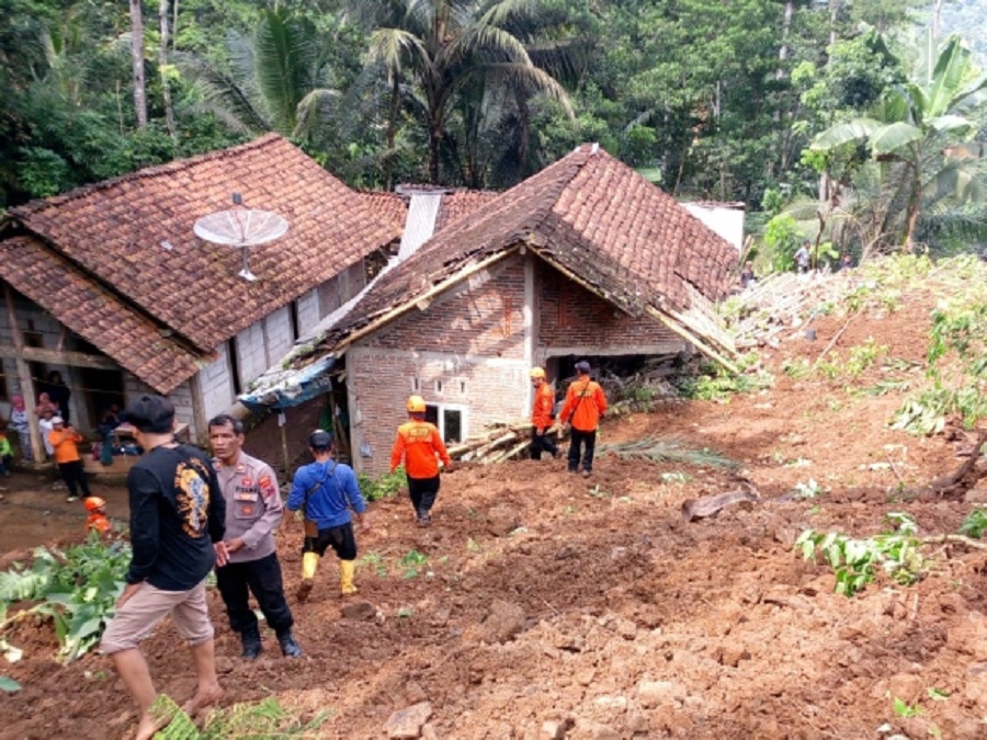 BENCANA ALAM: Petugas BPBD bersama relawan begerak cepat melakukan penanganan longsor di Desa Pakisarum, Kecamatan Bruno, Purworejo.