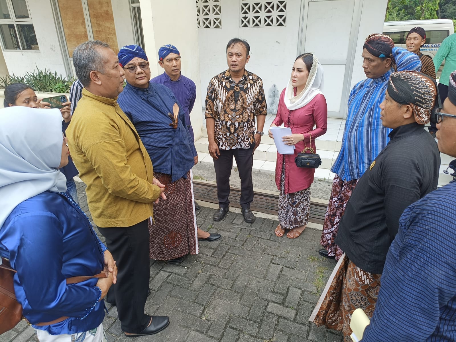 Komisi B DPRD Kabupaten Sleman berbincang dengan Plt Kepala Badan Keuangan dan Aset Daerah Sleman Dwi Anta Sudibya (dua dari kiri) didampingi Kepala UPTD Rusunawa Sleman