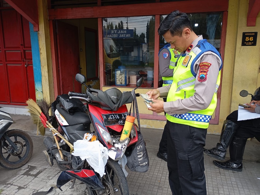 EVAKUASI: Kondisi sepeda motor yang dikendarai MGG usai menabrak truk di depannya. Dua peristiwa kecelakaan terjadi di Jalan Magelang,&nbsp;Jumat (16/5/2025).