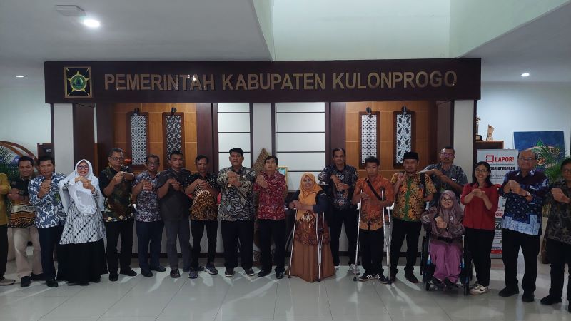 AUDIENSI: Bupati Kulon Progo dan Sarana Inklusi dan Gerakan Advokasi Difabel melakukan audiensi policy brief Jumat (16/5).