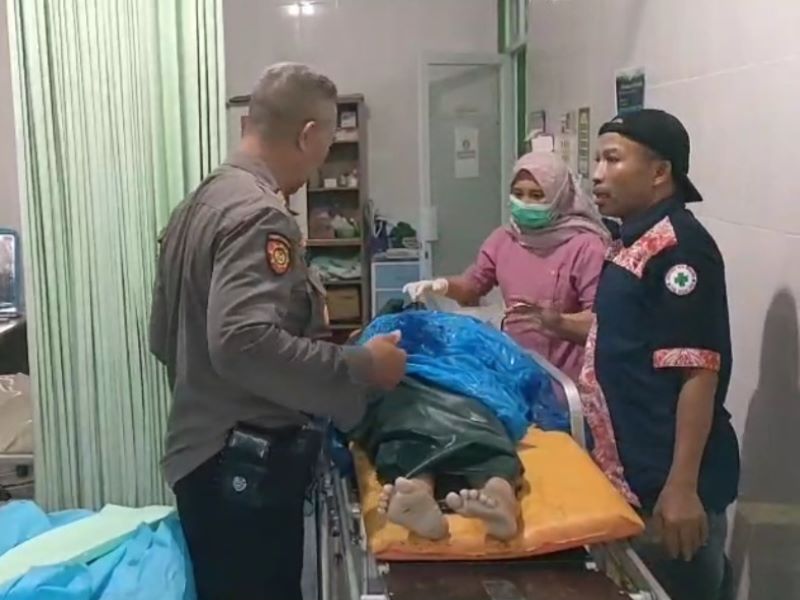 EVAKUASI: Jenazah ibu dan anak yang hanyut di jalan kawasan Sutopati, Kajoran, dibawa ke puskesmas setempat Jumat (16/5).