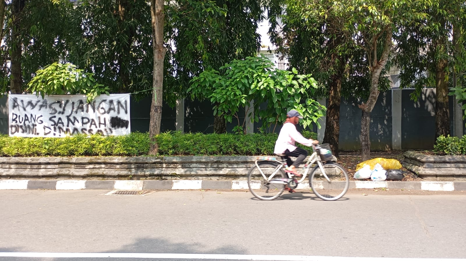 NGEYEL: Kantong-kantong plastik berisi sampah tampak menumpuk di Jalan Tunjung, Gondokusuman, Kota Jogja pada Jumat (16/5/2025).