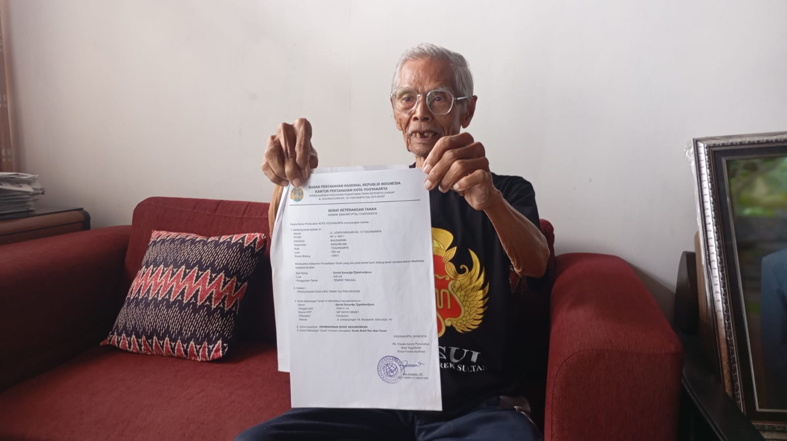 NESTAPA: Daniel Sunardjo Tjiptohardjono, 86, menunjukkan bukti kuasa tanah di Jalan Lempuyangan No.18, Danurejan, Kota Jogja pada Jumat (16/5/2025).