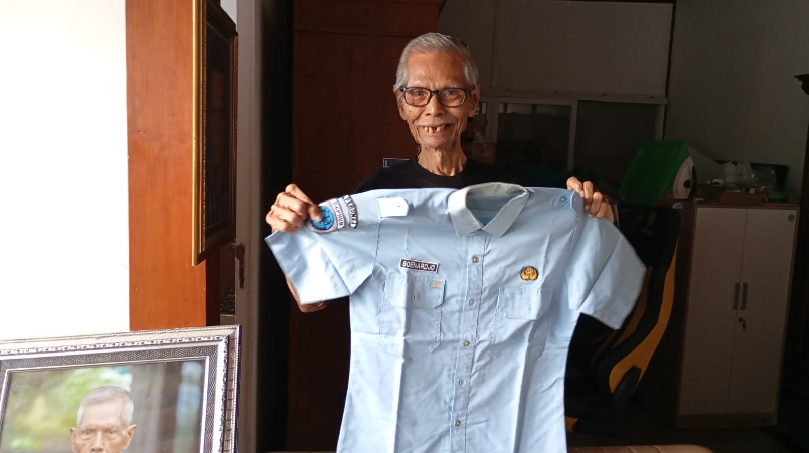 NESTAPA: Daniel Sunardjo Tjiptohardjono,86 saat menunjukkan seragam dan bukti kuasa tanah di Jalan Lempuyangan No.18, Danurejan, Kota Jogja pada Jumat (16/5/2025).