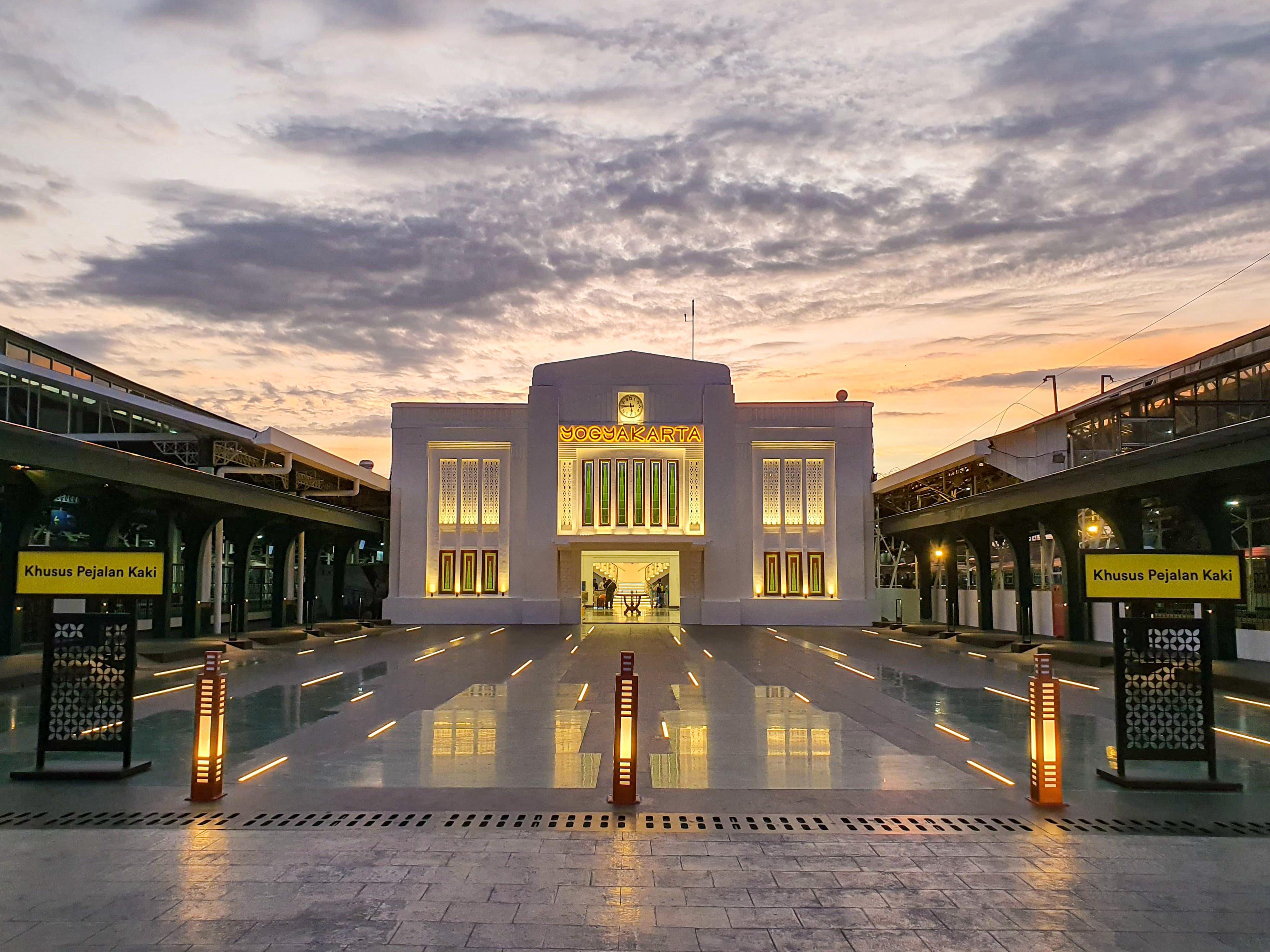 Halaman timur Stasiun Tugu Jogja semakin indah. Menjadi spot foto para wisatawan yang berkunjung ke Jogja.