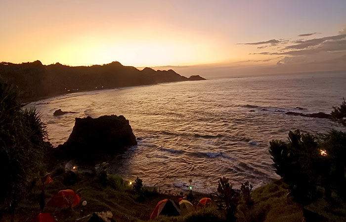 SUNSET: Lanscape keindahan alam Pantai Menganti di saat detik-detik matahari terbit.