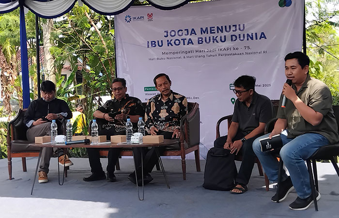GAGASAN BARU: Jalannya diskusi bertajuk &ldquo;Jogja Menuju Ibu Kota Buku Dunia&rdquo; di Akademi Bahagia EA Ngebo, Sukoharjo, Ngaglik, Sleman, kemarin (17/5). Paniradya Pati Kaistimewan DIY Aris Eko Nugroho (tig