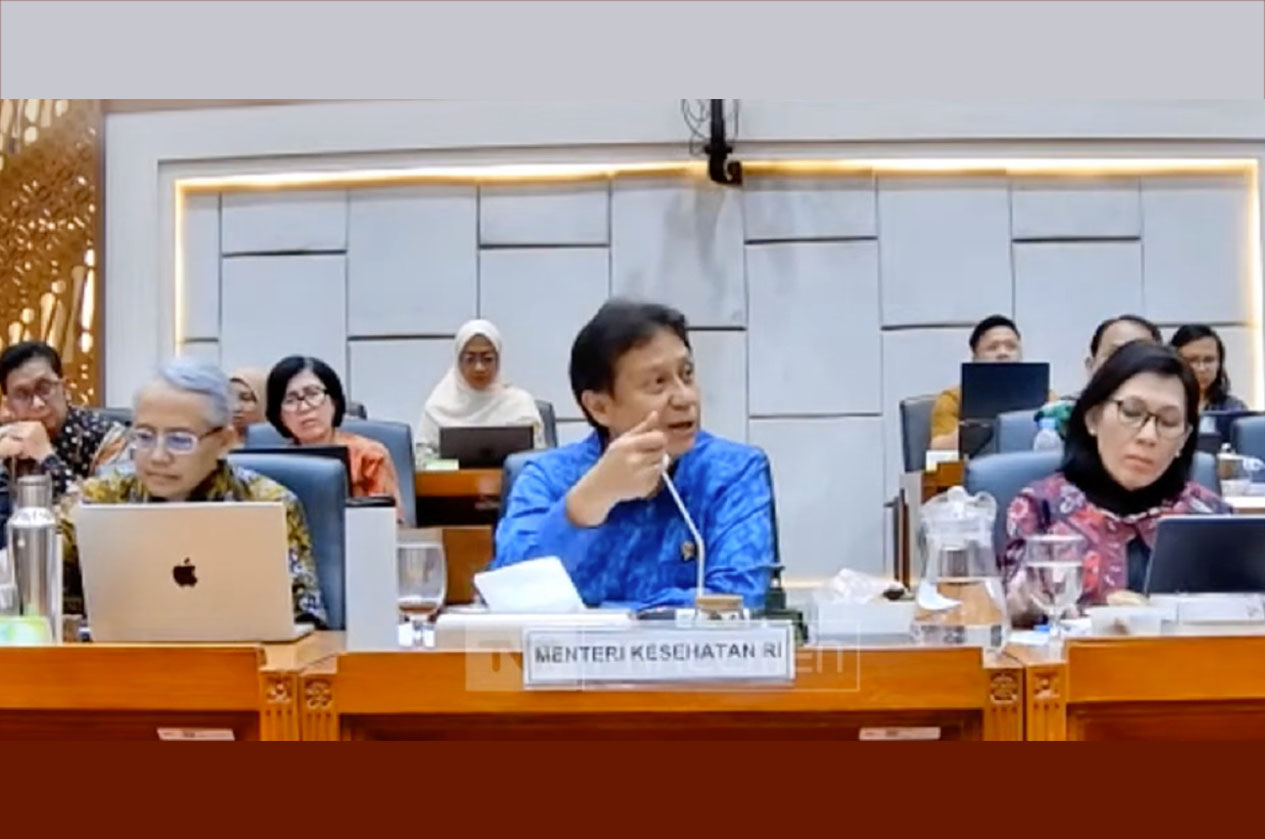 Menteri Kesehatan Budi Gunadi Sadikin (baju biru).