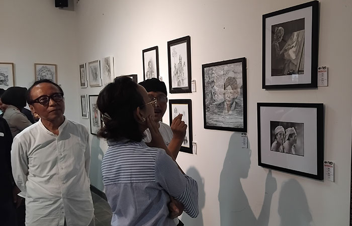 MENARIK: Penghageng Kawedanan Hageng Punakawan (KHP) Nitya Budaya Keraton Jogja GKR Bendara melihat karya-karya gambar dalam pameran Dwipantara di Museum Wahanantara