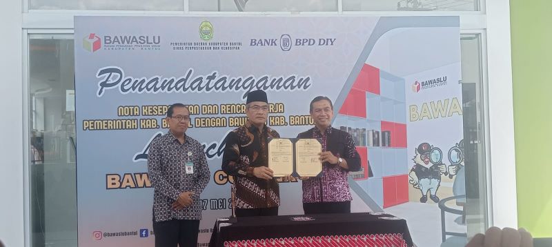 BAWASLU&nbsp;CORNER: Bupati Bantul Abdul Halim Muslih dan Ketua Bawaslu Bantul Didik Joko Nugroho menandatangani Mou.&nbsp;