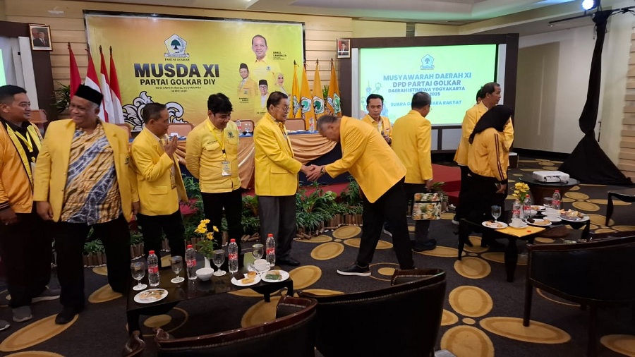 MOHON RESTU: Singgih Januratmoko menyalami Gandung Pardiman beberapa saat setelah terpilh dan ditetapkan sebagai ketua DPD Partai Golkar DIY di Hotel New Saphir tadi malam.
