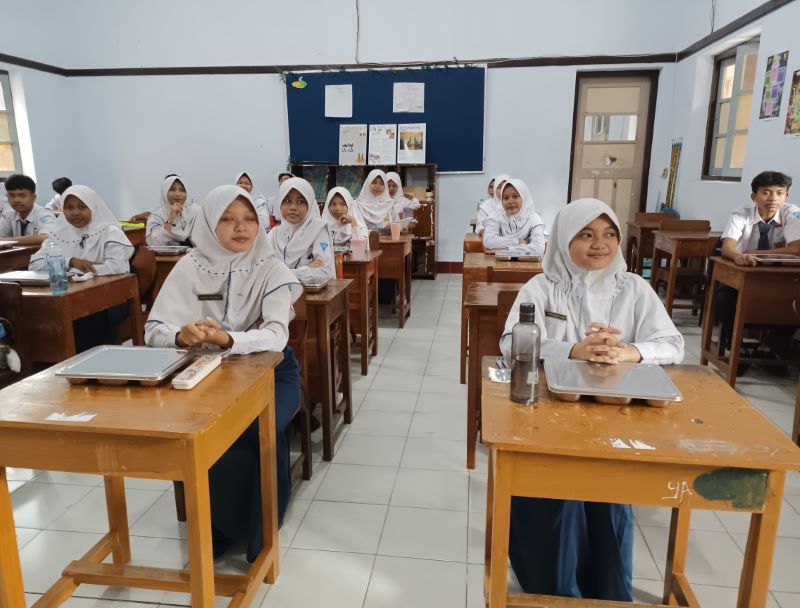 MASIH BERGULIR: Siswa SMPN 1 Kebumen menikmati program MBG. Namun belakangan siswa mengeluhkan paket MBG yang diterima mengeluarkan aroma tak sedap.