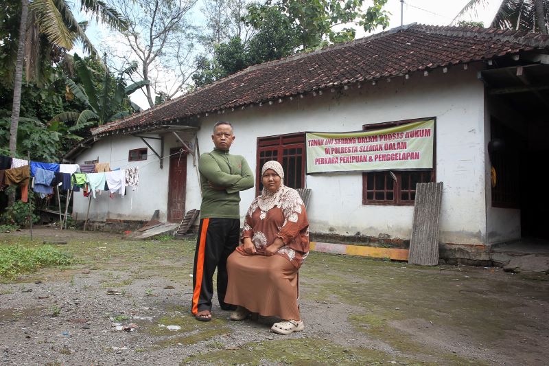 Pasangan suami istri Hedi Ludiman, 49 tahun, dan Evi Fatimah, 38 tahun, berjuang lebih dari 12 tahun untuk mendapatkan kembali sertifikat tanah milik Evi di Paten, Tridadi, Sleman