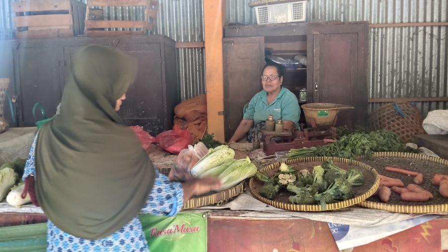 Sayur: Sumaryati pedagang sayur yang sedang melayani pembeli pada Minggu, (18/05/2025) di Pasar Bantul