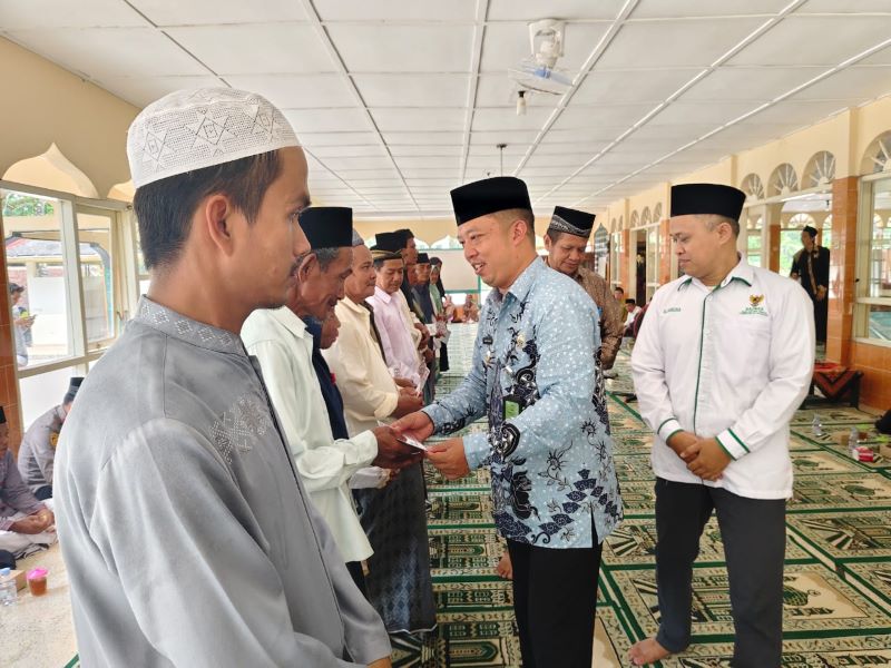 KUNJUNGAN: Wabup Kulon Progo menyalami dan memberikan bantuan ke pengurus masjid.&nbsp;