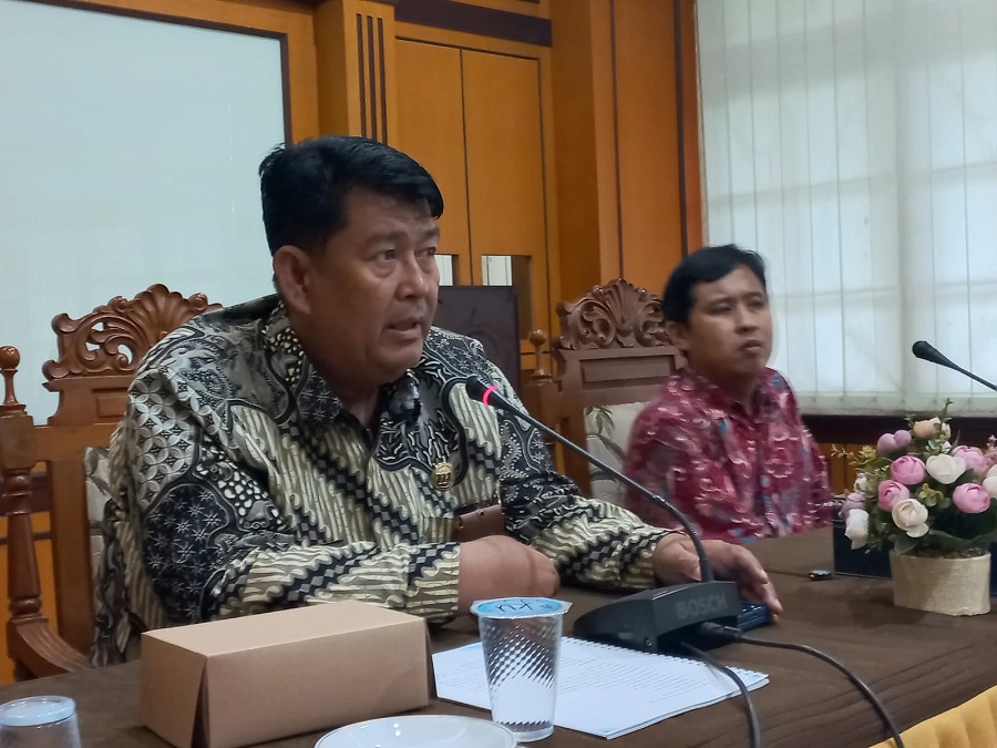 AUDIENSI: Bupati Kulon Progo Agung Setyawan menerima policy brief dari Sigab.