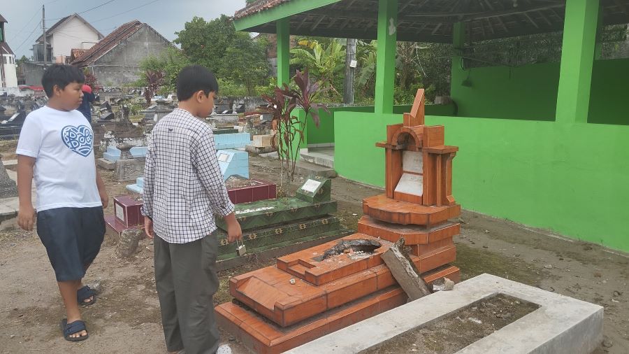 Rusak: Warga melihat kondisi makam yang telah dirusak oleh oknum yang tidak bertanggung jawab di TPU Ngentak, Baturetno, Banguntapan