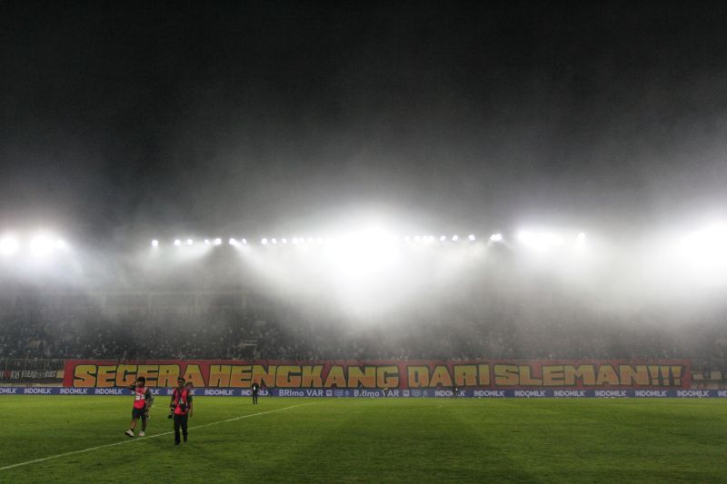 Spanduk suporter PSS Sleman yang berisi pesan tegas untuk Manajemen