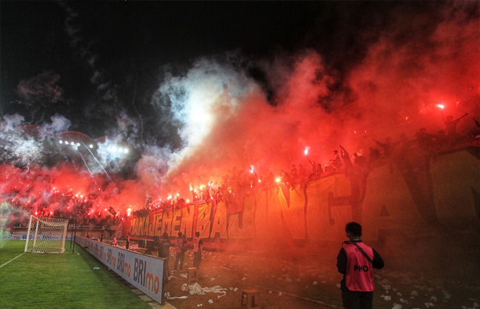 Suporter PSS Sleman menyalakan flare sebagai bentuk protes kepada manajemen