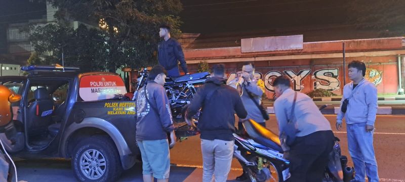 DICIDUK: Polisi mengangkut empat sepeda motor yang diduga digunakan untuk balap liar.