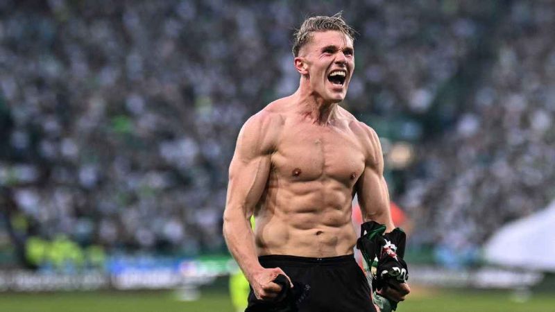 Penyerang Sporting CP, Viktor Gyokeres rayakan golnya ke gawang Vitoria Guimaraes untuk memastikan gelar juara Primeira Liga