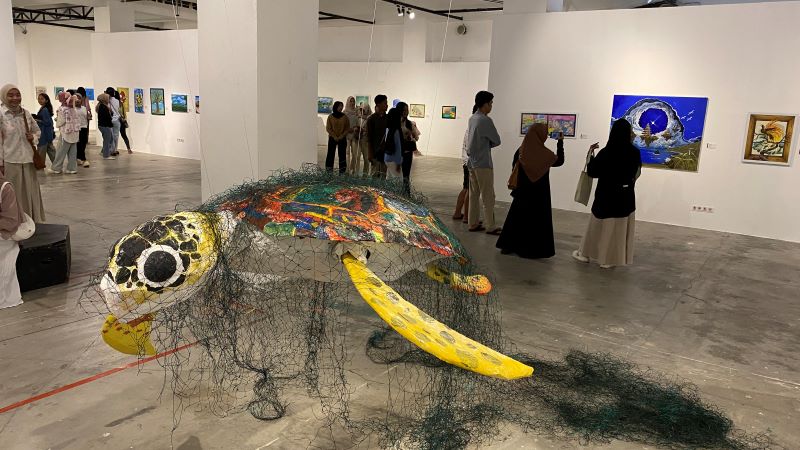 RAMAH DISABILITAS: Beberapa karya lukis yang dipamerkan dalam Suluh Sumurup Art Festival 2025 di TBY, 15-23 Mei.