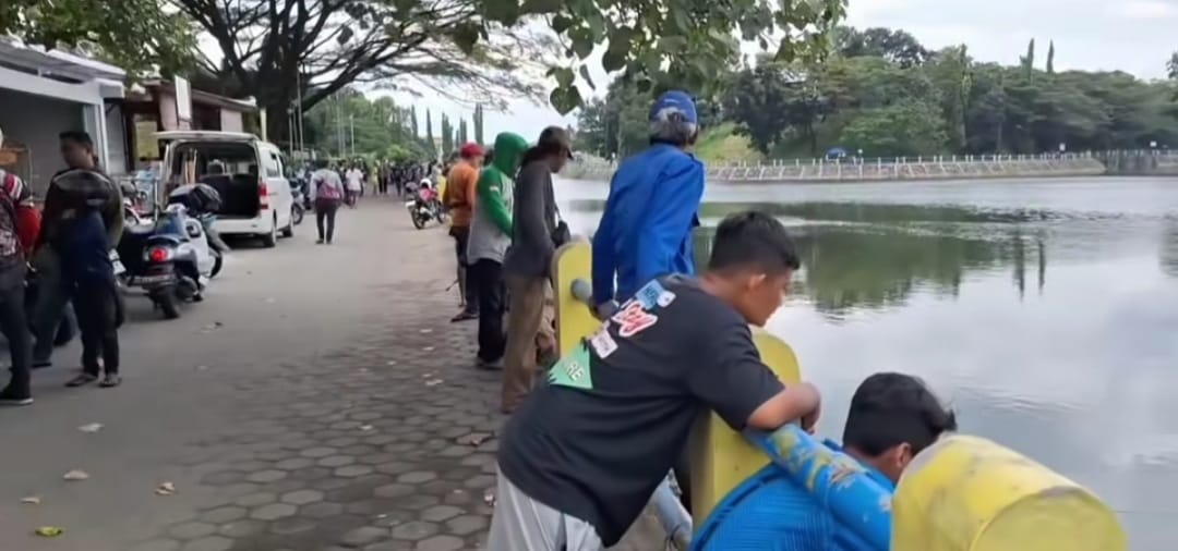 Para peserta pemancingan di Embung Tambakboyo siap memancing namun panitia dianggap melakukan penipuan