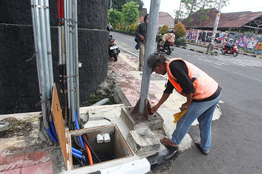 Pemkot Jogja mulai melakukan penataan terhadap penataan kabel fiber optik semrawut dengan sistem ducting.