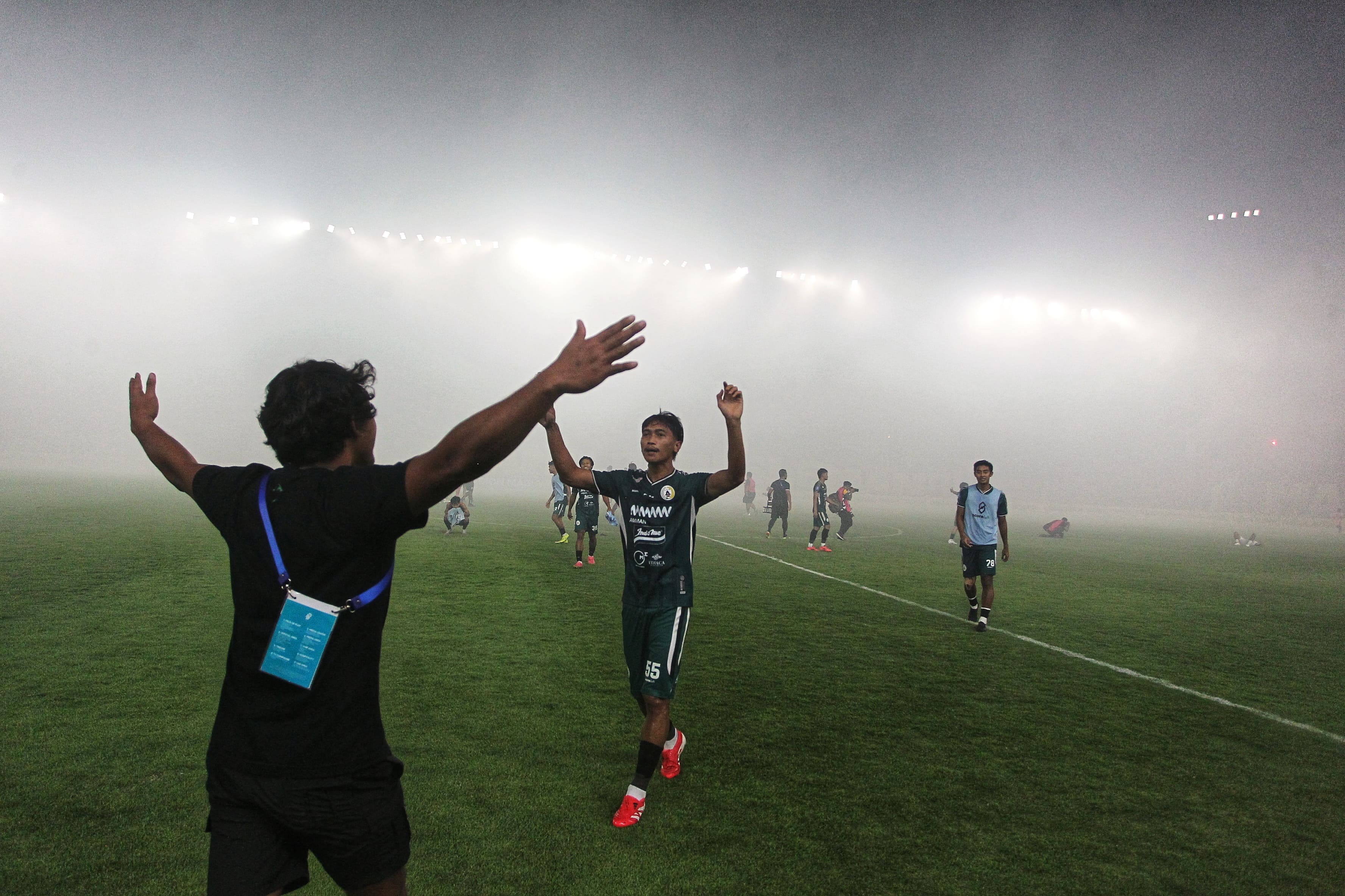 Pemain dan ofisial PSS Sleman merayakan kemenangan di MagIS