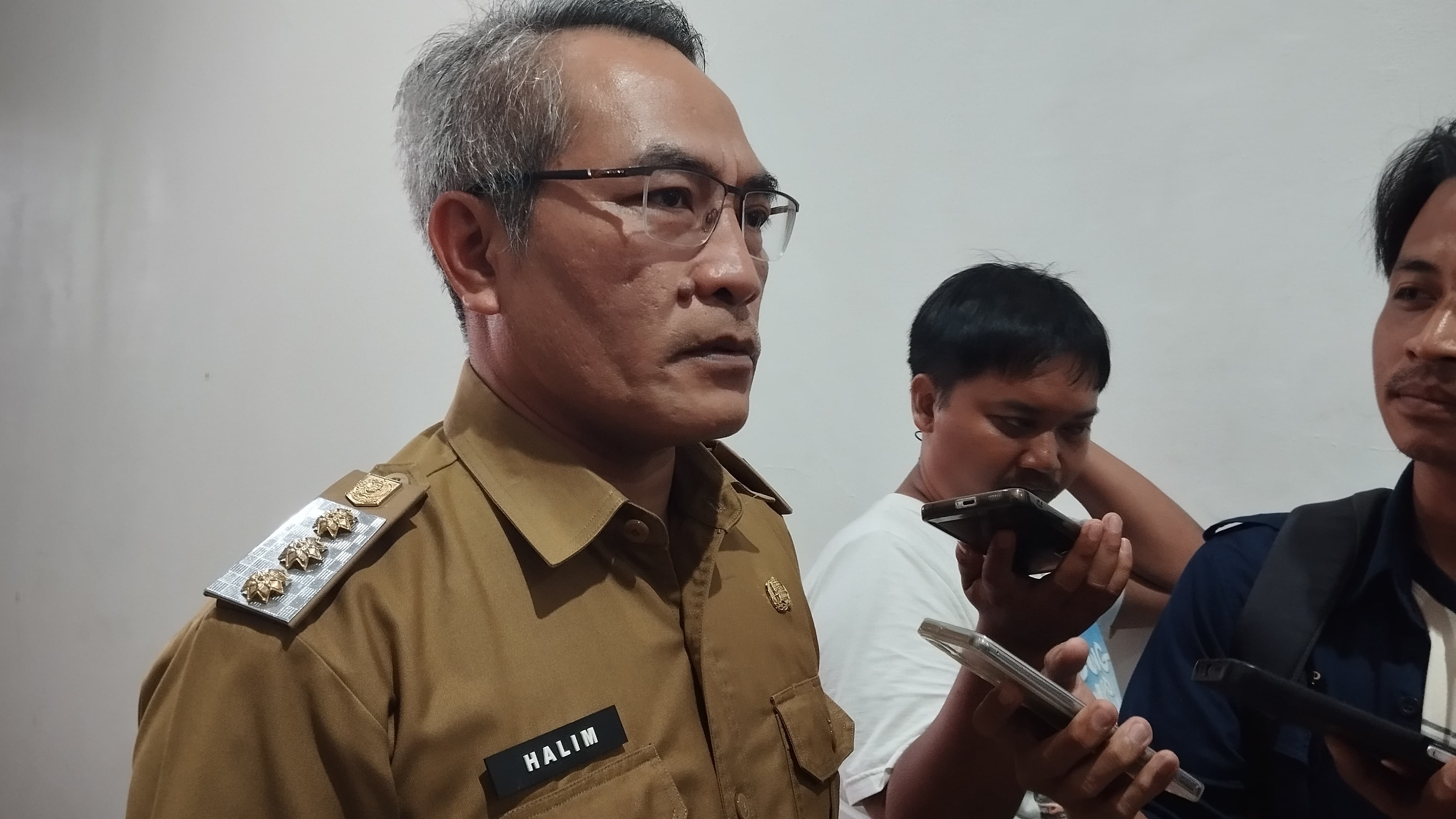 Foto: Bupati Bantul Abdul Halim Muslih yang sedang diwawancarai setelah rapat paripurna Di DPRD Bantul
