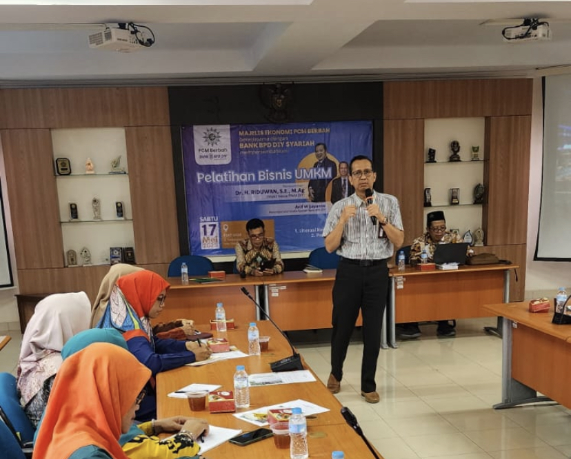 Pemimpin UUS Bank BPD DIY Arif Wijayanto memberikan pemaparan literasi keuangan syariah dan sekilas tentang Bank BPD DIY Syariah dalam Pelatihan Bisnis UMKM