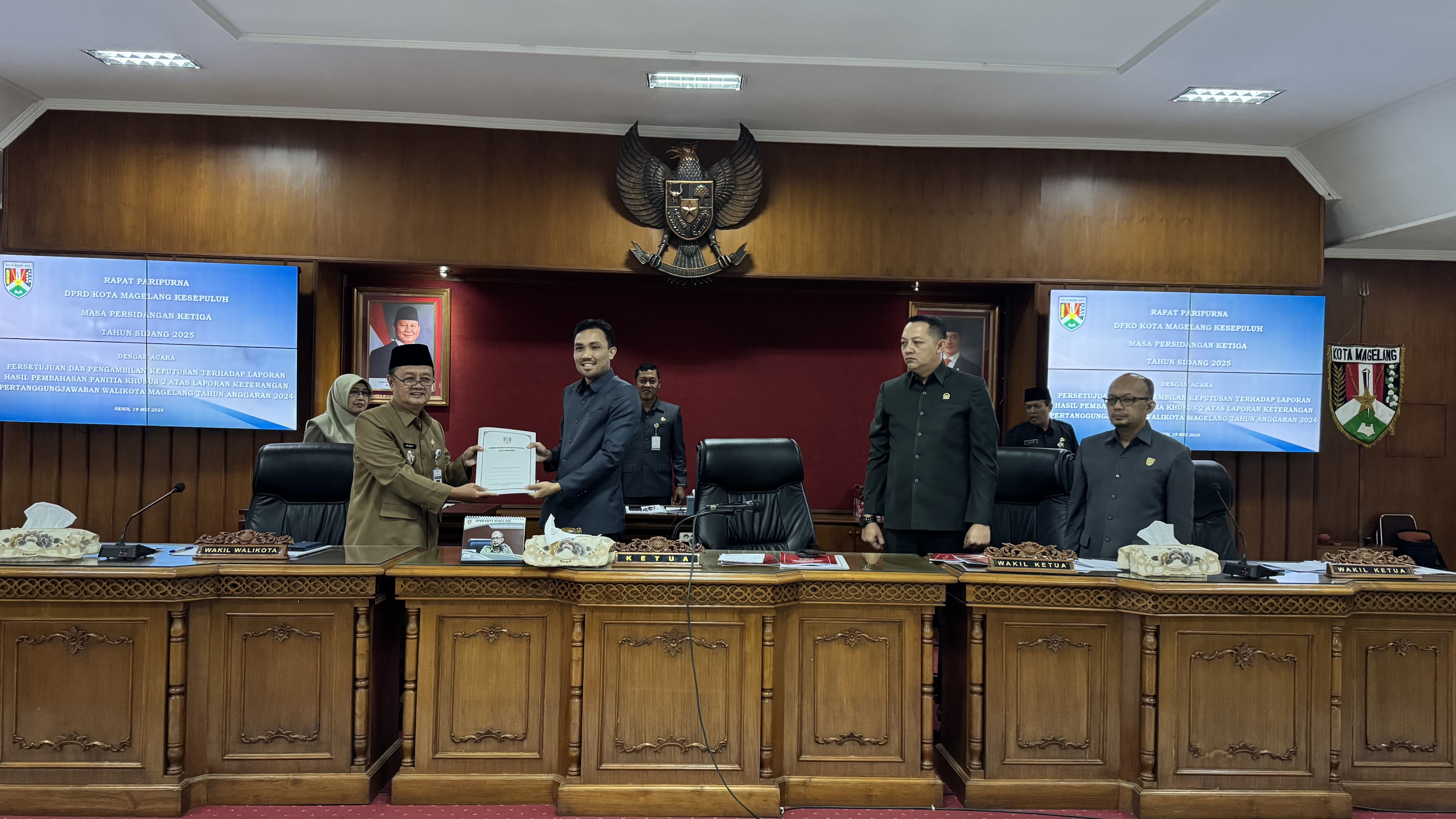 Wakil wali Kota Magelang menyerahkan dokumen LKPJ tahun 2024 kepada ketua DPRD Kota Magelang pada rapat paripurna, Senin (19/5).