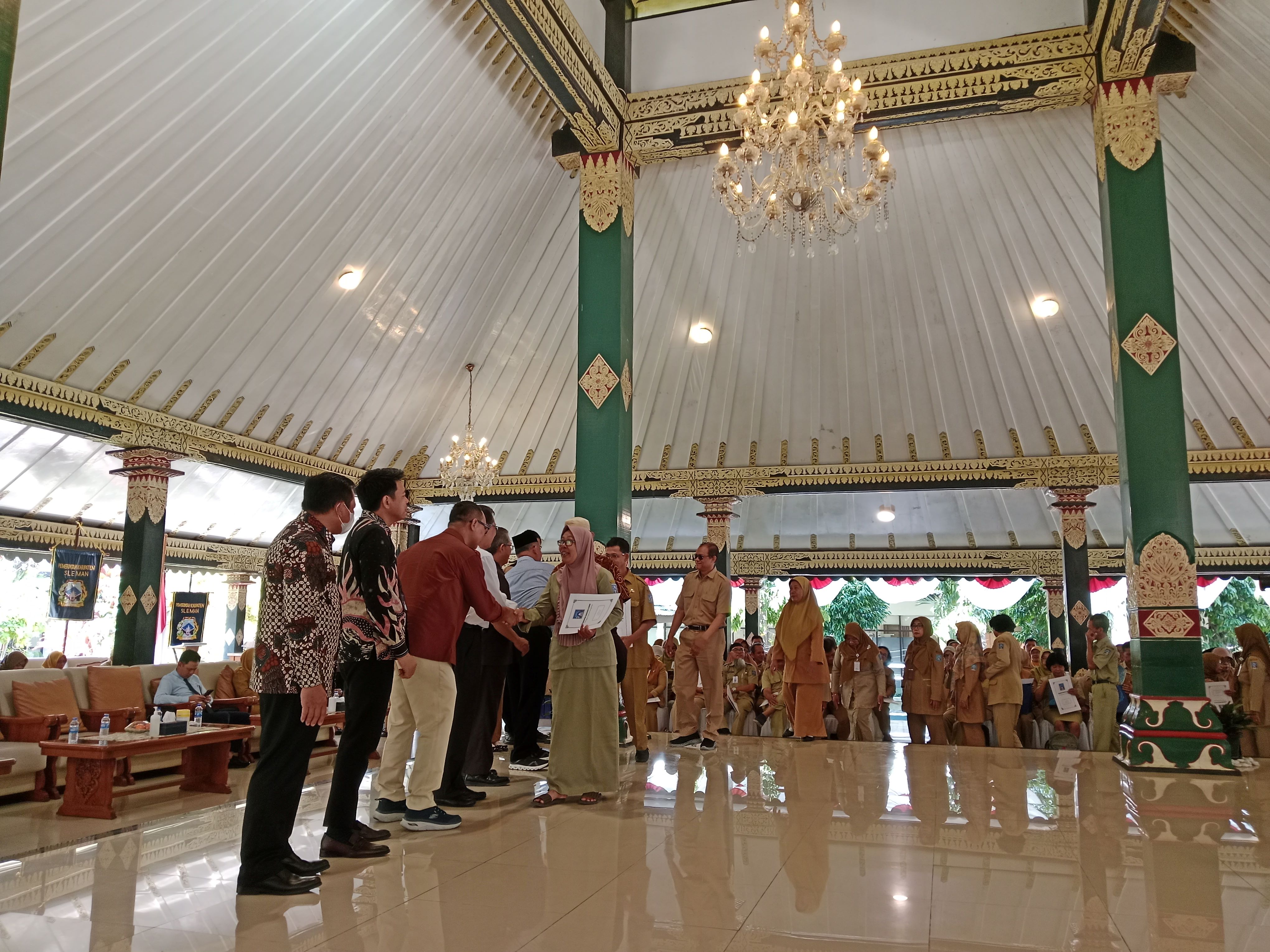 SIMBOLIS: Penyerahan surat keputusan pensiun bagi pegawai negeri sipil di lingkungan Pemkab Sleman Senin (19/5).