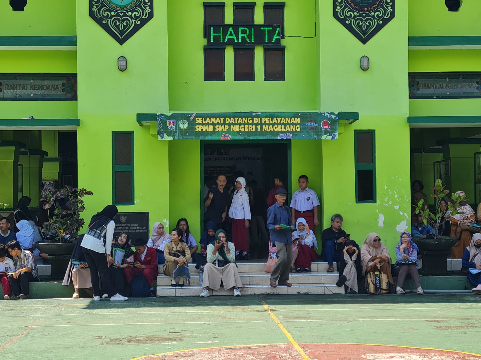 RAMAI: Banyak orang tua yang mengantarkan anaknya untuk mendaftar di SMPN 1 Magelang, Senin (19/5/2025).
