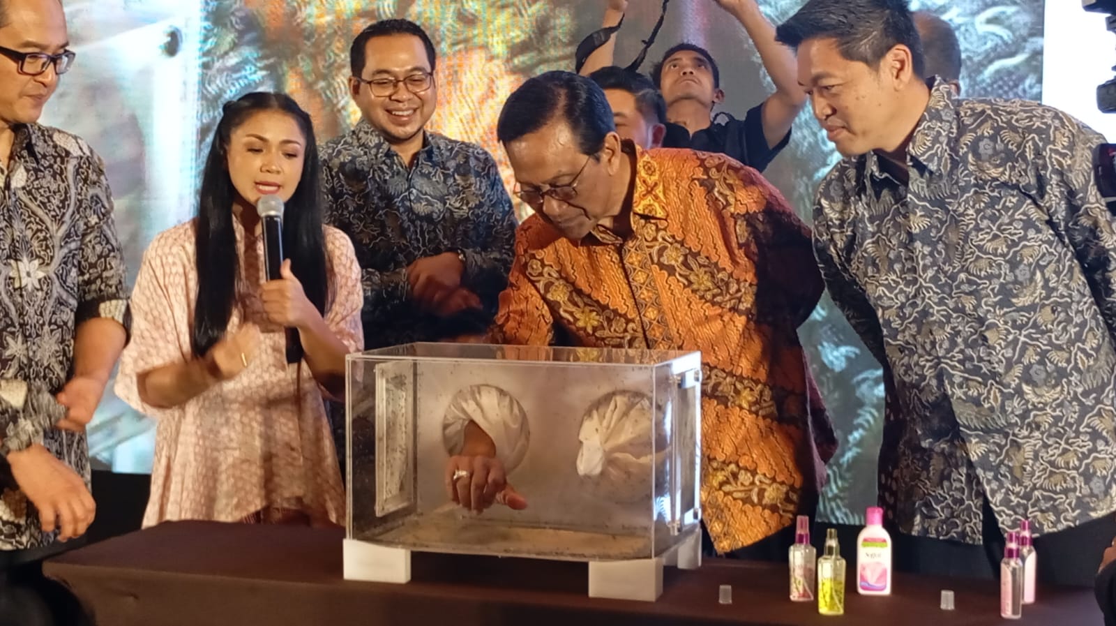 Gubernur DIY Sri Sultan Hamengku Buwono X dan jajaran pemerintah kabupaten/kota saat mencoba efektivitas produk pencegah gigitan nyamuk pada Senin (19/5/2025).