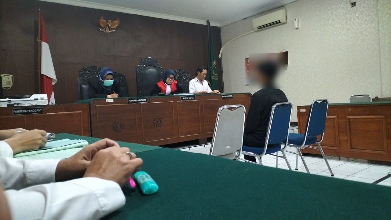Suasana persidangan pelaku pembuangan sampah liar berinisial di Pengadilan Negeri Yogyakarta, Kamis (19/5/2025). Pelaku diketahui DN,25 seorang karyawan warung makan di kemantren Umbulharjo.